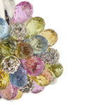 zoom dettaglio pietre e diamanti di anello oro bianco con perla pendente, pietre preziose colorate e diamanti