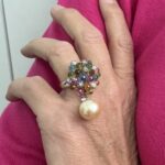 Foto gioiello indossata: anello alta gioielleria in oro bianco con diamanti perle e pietre preziose colorate