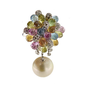 Anello bouquet in oro bianco 18kt con pietre multicolore a goccia taglio briolette e 7 gocce in oro con incastonati ametiste e 78 diamanti taglio brillante da 0.005 ct cad., 39 da colore GH, purezza VS e 39 colore brown e con 4 pendenti con maglia rolò: una perla australiana da 12.5-13 mm, colore avorio, sfumatura grigia e 3 diamanti taglio brillante da 0.02 ct cad. - colore GH, purezza VS, totale diamanti 0.45 ct.