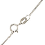 dettaglio chiusura zoom di collana oro bianco maglia cavetto con ciondolo perla, pietre preziose colorate e diamanti