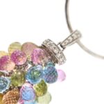 zoom dettaglio pietre preziose e diamanti su collana in oro bianco con perla