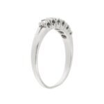 profilo e lato diamanti di anello riviere in oro bianco