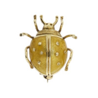 Spilla portafortuna a forma di coccinella in oro giallo 18kt e smaltata in giallo.