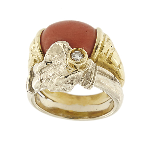 Anello doppio realizzato a mano: uno in oro giallo con corallo rosso ovale, taglio cabochon e l’altro in oro bianco 18kt con diamante taglio brillante da 0,08 ct - colore GH e purezza VS. marca Misani