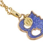 zoom dettaglio di retro ciondolo fiore smaltato a fuoco di collana in oro giallo Gabriella Rivalta