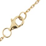 dettaglio moschettone di chiusura su collana in oro giallo con bottoni e perle