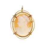 Spilla ovale vintage in oro giallo 18kt lucido e rigato con cammeo raffigurante una donna di profilo, spilla ha un brise removibile per indossarla come ciondolo.