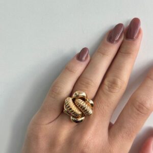 Foto gioiello indossata: anello vintage in oro rosa oversize