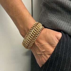 Foto gioiello indossata: bracciale a fascia in oro giallo