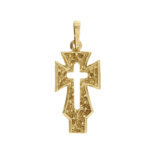 Ciondolo a forma di croce ricurva decorata in oro giallo 18kt e sagoma di croce centrale traforata.
