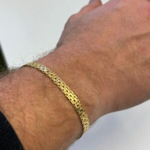 Foto gioiello indossata: bracciale a fascia in oro giallo da uomo