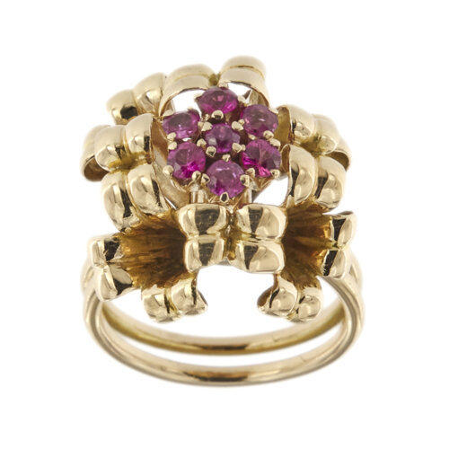 Anello bouquet in oro rosa 18kt con fiore centrale, 7 rubini da 0.10 ct cad. totale 0.70 ct e 4 fiori in oro intorno, gambo doppio.