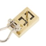 zoom dettaglio retro di orecchini in oro con diamanti