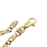 zoom dettaglio chiusura a moschettone su bracciale uomo in oro giallo 2
