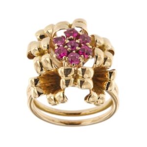 Anello bouquet in oro rosa 18kt con fiore centrale, 7 rubini da 0.10 ct cad. totale 0.70 ct e 4 fiori in oro intorno, gambo doppio.