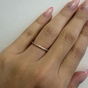 Foto gioiello indossata: anello eternity/eternelle in oro giallo con diamanti