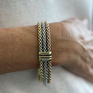 Foto gioiello indossata: bracciale Fope tre ori multifilo