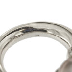 zoom dettaglio di anello oro bianco con perla di tahiti e diamanti 2