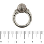 zoom dettaglio di anello oro bianco con perla di tahiti e diamanti foto paragone righello per misura gioiello in cm