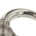 zoom dettaglio di anello oro bianco con perla di tahiti e diamanti