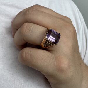 Foto gioiello indossata: anello ametista in oro rosa