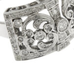 zoom dettaglio diamanti di anello a fascia in oro bianco 18kt