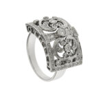 lato di anello oro bianco con diamanti