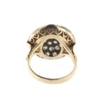 visione interna e retro di anello tondo in oro giallo con diamanti