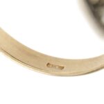 zoom dettaglio incisione interna su anello tondo vintage in oro con pave di diamanti