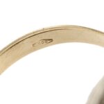 zoom dettaglio caratura oro di anello tondo con pave di diamanti