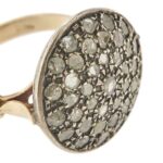 zoom dettaglio pave di diamanti in su tondo di anello in oro giallo vintage