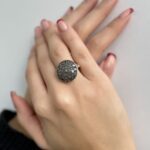 Foto gioiello indossata: anello tondo vintage in oro con diamanti