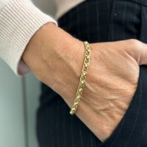 Foto gioiello indossata: bracciale in oro giallo 18kt