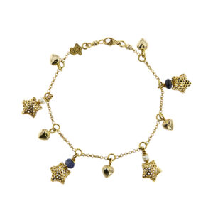 Bracciale maglia rolò in oro giallo 18kt con charms: 5 cuori e 4 stelle bombate traforate con perle e zaffiri, chiusura a moschettone.