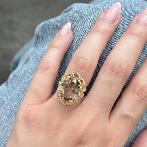 Foto gioiello indossata: anello in oro giallo con quarzo fumè