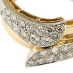 zoom dettaglio diamanti su anello a fascia in oro giallo