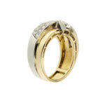 lato prospettiva anello oro con diamanti a fascia