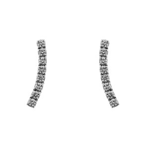 Orecchini pendenti leggermente ricurvi in oro bianco 18kt con 16 diamanti taglio brillante da 0.03 ct cad., totale 0.48 ct colore FG , purezza VS; chiusura con perno e farfallina.