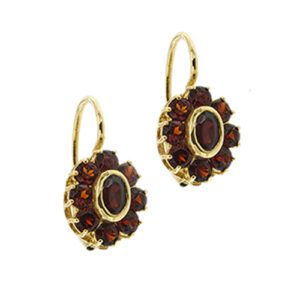 Orecchini a monachella in oro giallo 18kt con 18 granati: 2 ovali centrali da 0.30 ct cad e intorno 16 granati rotondi da 0.10 ct cad, totale 2.20 ct.