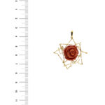 ciondolo oro giallo con fiore rosa di corallo foto paragone righello per misura gioiello in cm grandezza