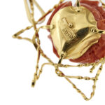 dettaglio zoom punzone 750 oro su retro di ciondolo rosa di corallo con lavorazioni in oro