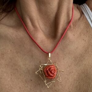 Foto gioiello indossata: ciondolo in oro giallo con rosa in corallo rosso