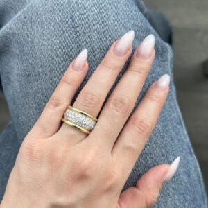 Foto gioiello indossata: anello a fascia in oro giallo con diamanti