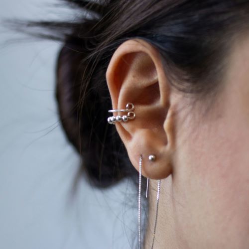 Foto rappresentativa termine glossario: ear cuff orecchini