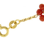 dettaglio incisione su bracciale oro giallo con fiori di corallo