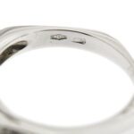 zoom dettaglio incisione punzone 750 oro su anello oro bianco esagonale con diamanti e acquamarina