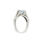 prospettiva profilo di anello esagonale in oro bianco con diamanti e acquamarina centrale