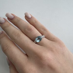 Foto gioiello indossata: anello in oro bianco Donna oro con acquamarina e diamanti