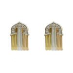 Orecchini a lobo tre ori con C impreziosita da 18 diamanti taglio brillante da 0,01 ct cad., totale 0.18 ct - colore GH e purezza VS. In oro giallo oro rosa e in oro bianco 18kt, chiusura a perno e molla.