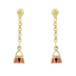 Orecchini pendenti, maglia rolò in oro giallo 18kt con 2 borsette smaltate, rosso e rosa; chiusura a perno e farfallina.